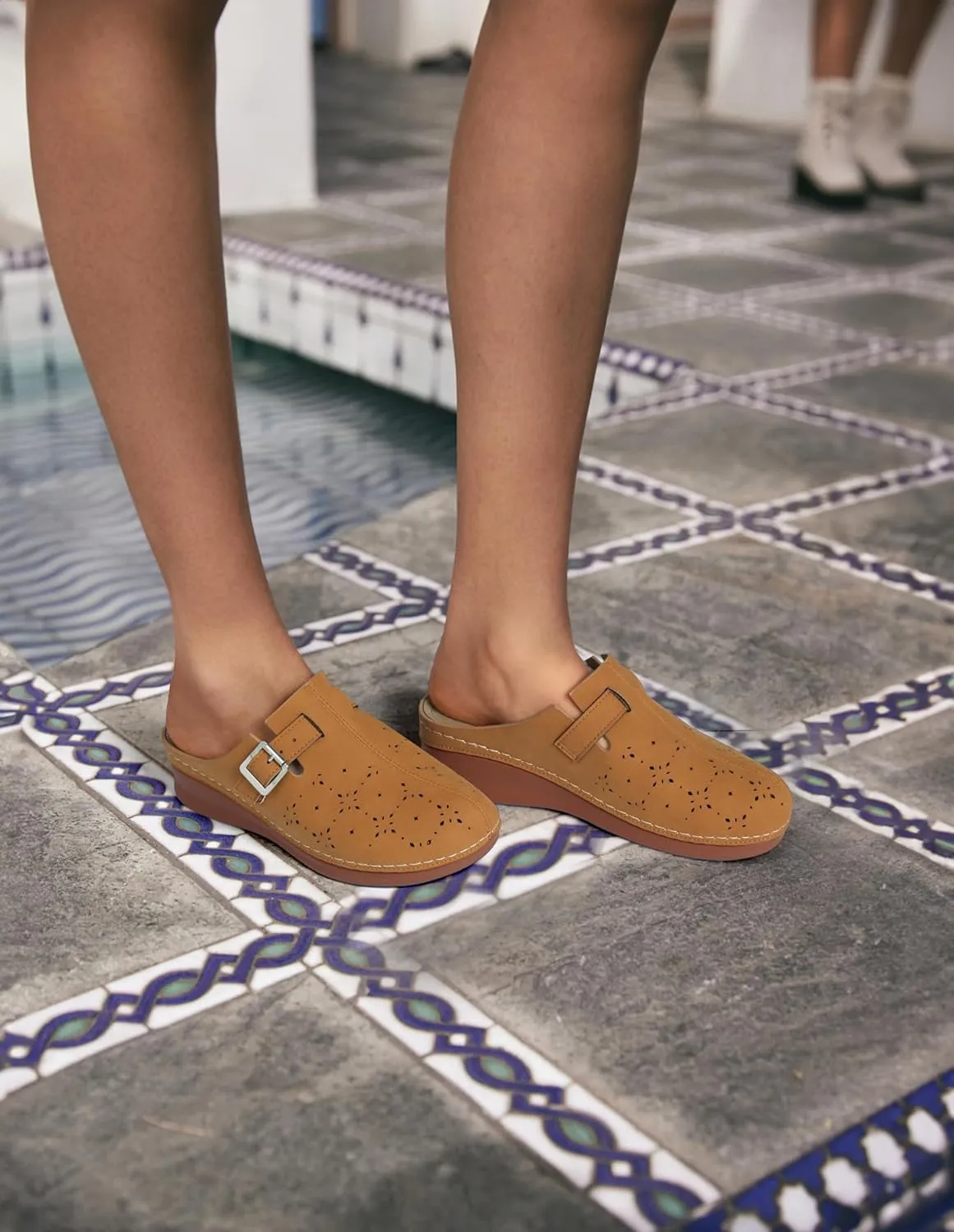 TEMOFON Clogs for Women Mules Shoes: Comfortable Arch Support Closed Toe Sandals Backless Low Wedge Slip on Shoes